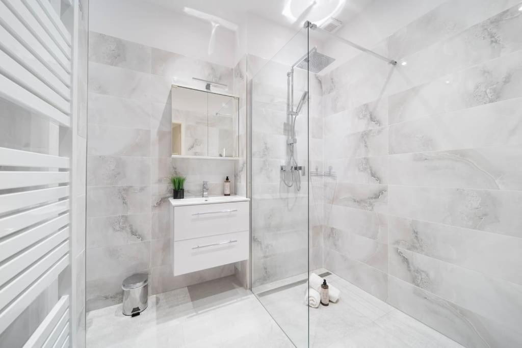 Cityscape Charm Spacious 3 Bedroom Haven For 7 * פראג