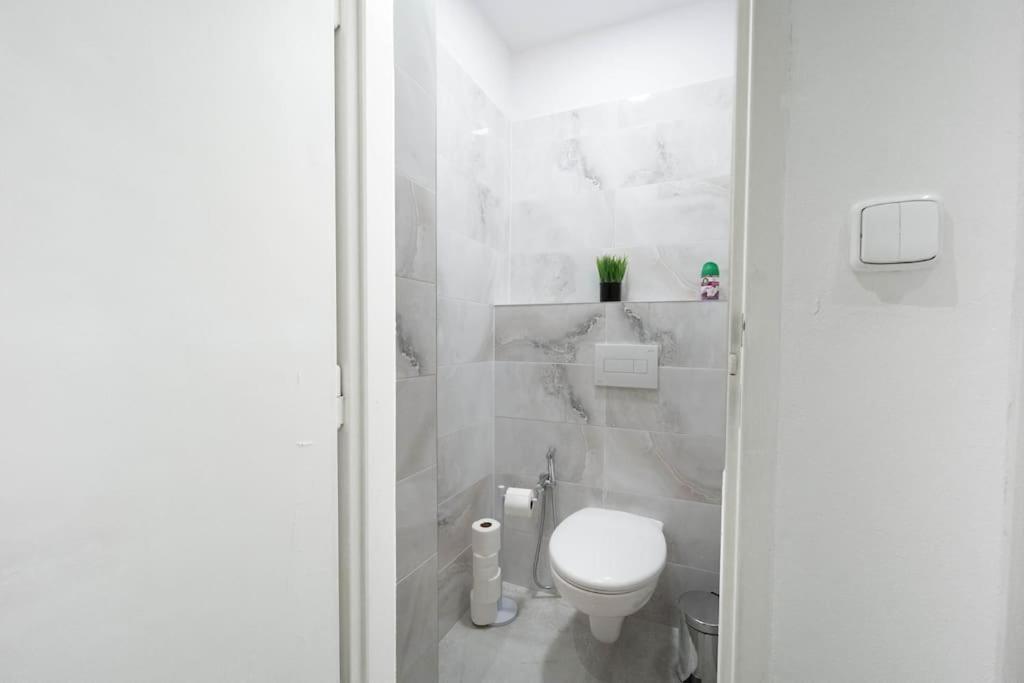 Cityscape Charm Spacious 3 Bedroom Haven For 7 Apartment Prague