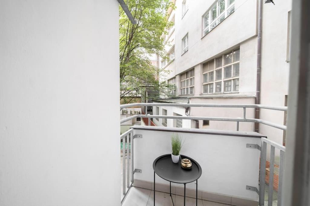 Cityscape Charm Spacious 3 Bedroom Haven For 7 דירה פראג